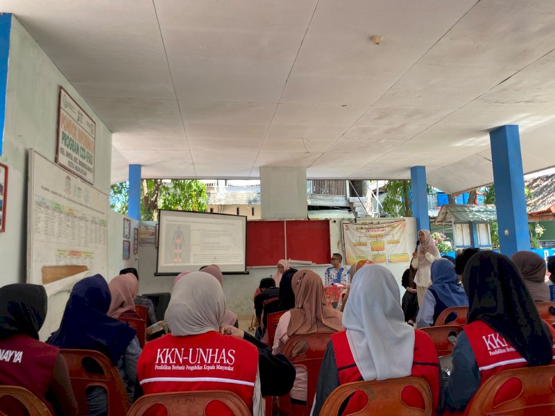 WALHI Sulawesi Selatan meluncurkan hasil Riset Aksi Partisipatif Berperspektif Feminis (Feminist Participatory Action Research/FPAR) yang menyoroti ancaman reklamasi di pesisir Untia, Kota Makassar, di Kelurahan Untia, Kamis (30/7/2026). @Jejakfakta/dok. Humas Pemkot Makassar