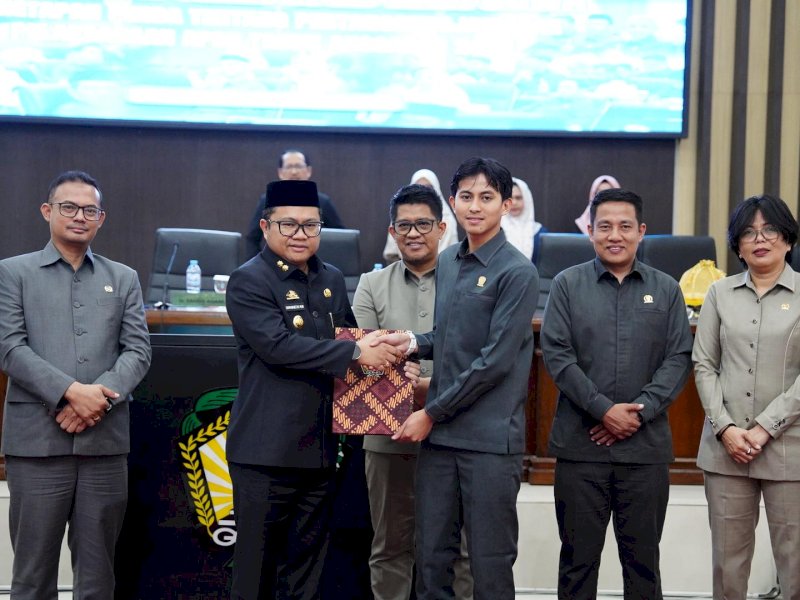 Wakil Bupati Gowa, Darmawangsyah Muin, saat menghadiri penetapan Rancangan Peraturan Daerah (Ranperda) tentang Pertanggungjawaban Pelaksanaan APBD Kabupaten Gowa Tahun Anggaran 2025 menjadi Peraturan Daerah (Perda) dalam Rapat Paripurna DPRD Kabupaten Gowa, Kamis (30/7/2026). @Jejakfakta/dok. Humas Pemkab Gowa