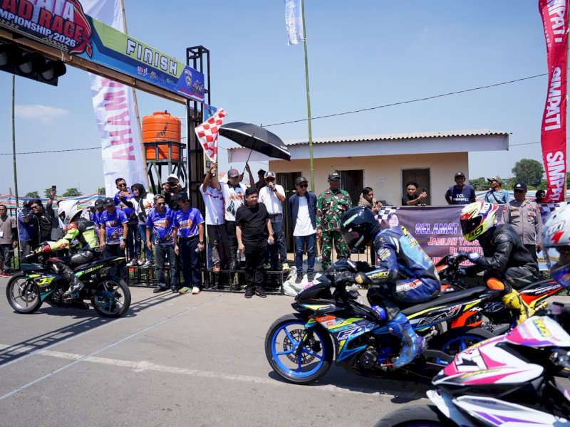Wakil Bupati Gowa, Darmawangsyah Muin, saat membuka kejuaraan balap motor resmi Gowata Road Race Championship 5 di Sirkuit Non Permanen Pasar Rakyat Bontorea, Jalan Poros Pallangga, Kecamatan Pallangga, Sabtu (1/8/2026). @Jejakfakta/dok. Humas Pemkab Gowa