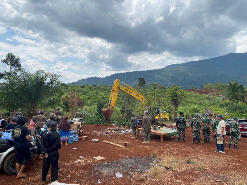 Proses penggusuran yang dikawal TNI, Polri dan Satpol PP dilakukan untuk membuka jalan bagi pembangunan kawasan industri PT Indonesia Hualy Industrial Park (IHIP), proyek yang berstatus Proyek Strategis Nasional (PSN). @Jejakfakta/dok. Ist.