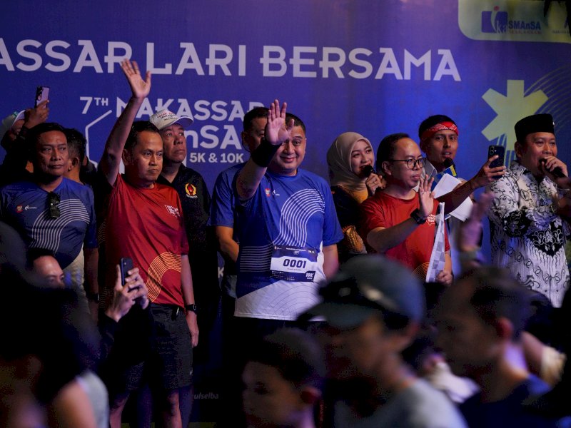 Wali Kota Makassar, Munafri Arifuddin, tidak hanya melepas ribuan peserta 7th Makassar SMAnSA Run 2026, tetapi juga ikut berlari pada kategori 10K bersama peserta, Minggu (2/8/2026). @Jejakfakta/dok. Humas Pemkot Makassar