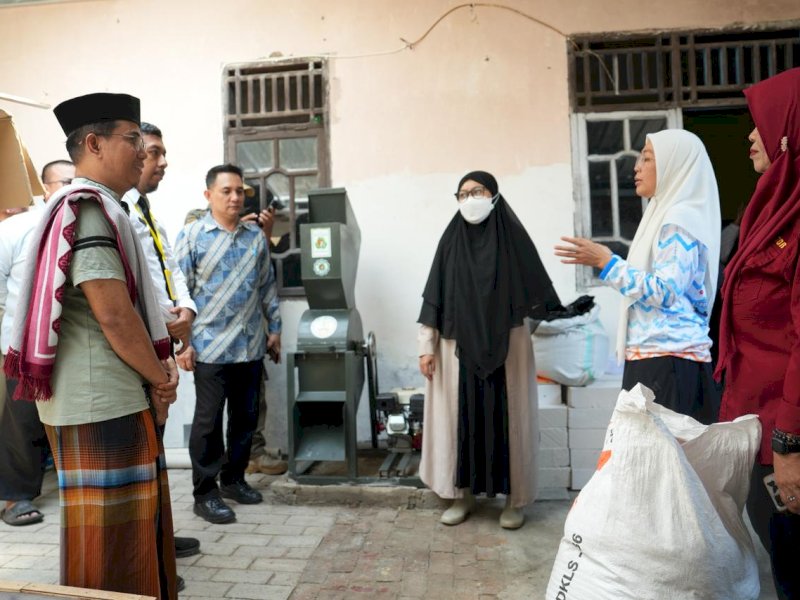 Ketua TP PKK Kota Makassar sekaligus Ketua Dewan Lingkungan Hidup Kota Makassar, Melinda Aksa,  saat mengunjungi lokasi binaan Yayasan Peduli Negeri yang mengembangkan Bank Sampah Unit sekaligus fasilitas pengolahan sampah organik di kediaman warga yang dikenal sebagai Pak Udin, Jumat (31/7/2026). @Jejakfakta/dok. Humas Pemkot Makassar