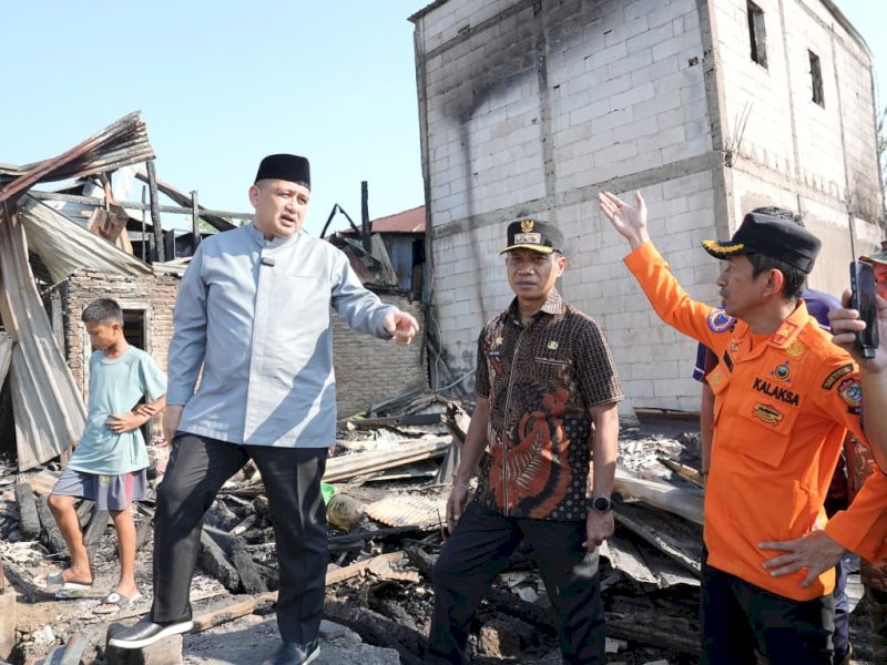 Wali Kota Makassar, Munafri Arifuddin, turun langsung meninjau lokasi kebakaran pada Jumat (31/7/2026). @Jejakfakta/dok. Humas Pemkot Makassar