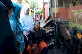 Melinda Aksa Peluk dan Kuatkan Penyintas Kebakaran Sultan Abdullah, Pastikan Bantuan dan Pendataan Korban Berjalan
