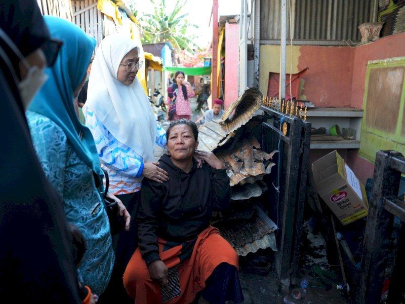 Ketua Tim Penggerak (TP) PKK Kota Makassar, Melinda Aksa, turun langsung menemui para penyintas kebakaran hebat di kawasan pesisir Jalan Sultan Abdullah, Jumat (31/7/2026). @Jejakfakta/dok. Humas Pemkot Makassar
