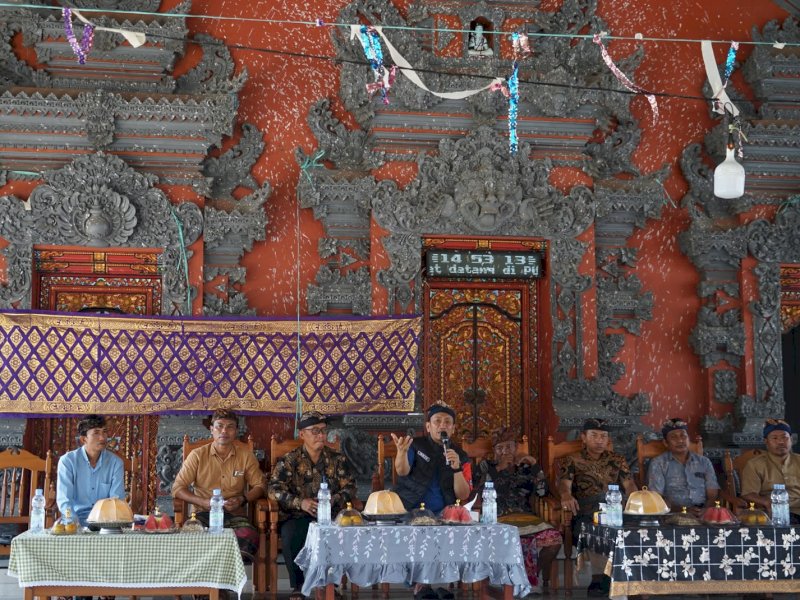 Bupati Luwu Timur, Irwan Bachri Syam, bersilaturahmi dengan masyarakat Desa Adat Yang Awighnam Astu sekaligus menyerahkan bantuan dana dalam kegiatan yang berlangsung di Pura Giri Tirta Nadi, Desa Balirejo-Wanasari, Kecamatan Angkona, Minggu (2/8/2026). @Jejakfakta/dok. Humas Pemkab Lutim
