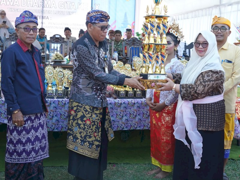 Wakil Bupati Luwu Timur, Hj. Puspawati Husler, saat menghadiri pembukaan Utsawa Dharma Gita (UDG) ke-X tingkat Kabupaten Luwu Timur di Lapangan Desa Pepuro Barat, Kecamatan Wotu, Jumat (31/07/2026). @Jejakfakta/dok. Humas Pemkab Lutim