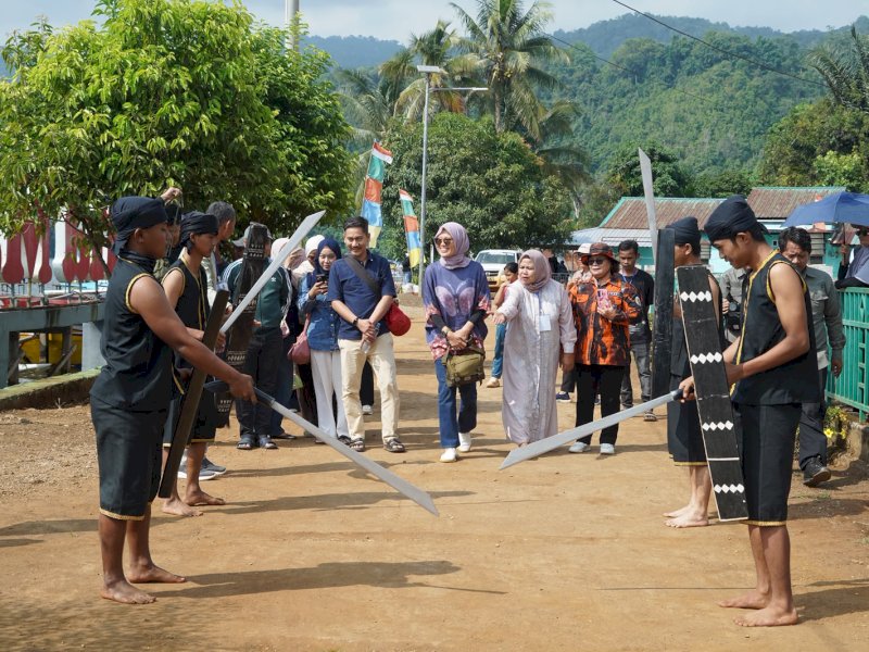 Kepala Dinas Komunikasi, Informatika, Statistik, dan Persandian (Kominfo SP) Luwu Timur, Andi Tabacina Akhmad, didampingi Camat Nuha Arief Fadillah Amier dan Kepala Desa Matano Jumahir, menghadiri penutupan rangkaian kegiatan Padungku di Desa Matano, Kecamatan Nuha, Minggu (2/8/2026). @Jejakfakta/dok. Humas Pemkab Lutim