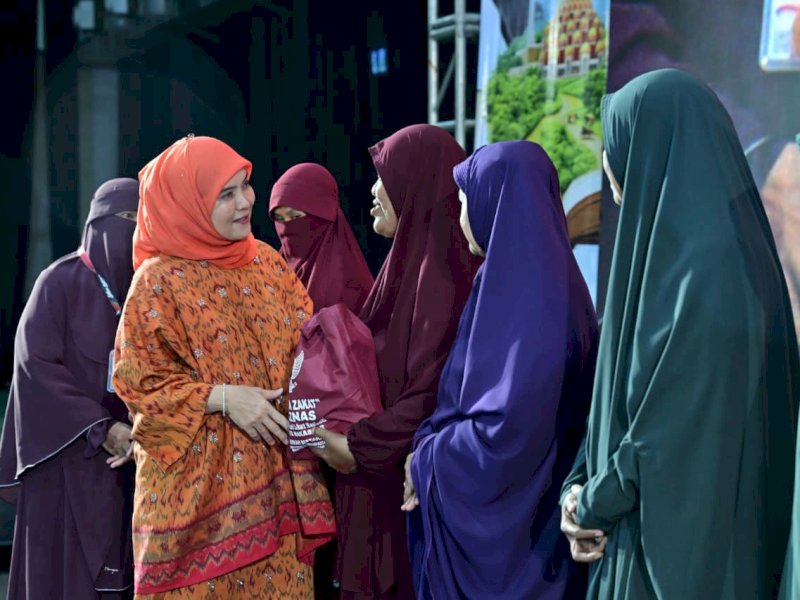 Wakil Wali Kota Makassar, Aliyah Mustika Ilham, menyerahkan secara simbolis bantuan pangan gratis kepada para guru mengaji dalam kegiatan Salam Indonesia, yang menjadi salah satu rangkaian Muktamar V Wahdah Islamiyah di Summarecon Mutiara Makassar Convention Centre, Minggu (2/8/2026). @Jejakfakta/dok. Humas Pemkot Makassar