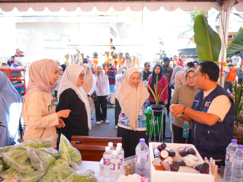 Ketua Dewan Lingkungan Hidup Kota Makassar, Melinda Aksa,  saat menghadiri kegiatan Jelajah Sampah Kecamatan Ujung Pandang yang berlangsung di Anjungan Pantai Losari, Minggu (2/8/2026). @Jejakfakta/dok. Humas Pemkot Makassar