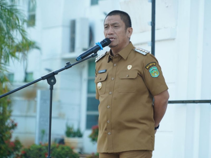 Bupati Luwu Timur, Irwan Bachri Syam, saat memimpin apel pagi di halaman Kantor Bupati Luwu Timur, Senin (3/8/2026). @Jejakfakta/dok. Humas Pemkab Lutim