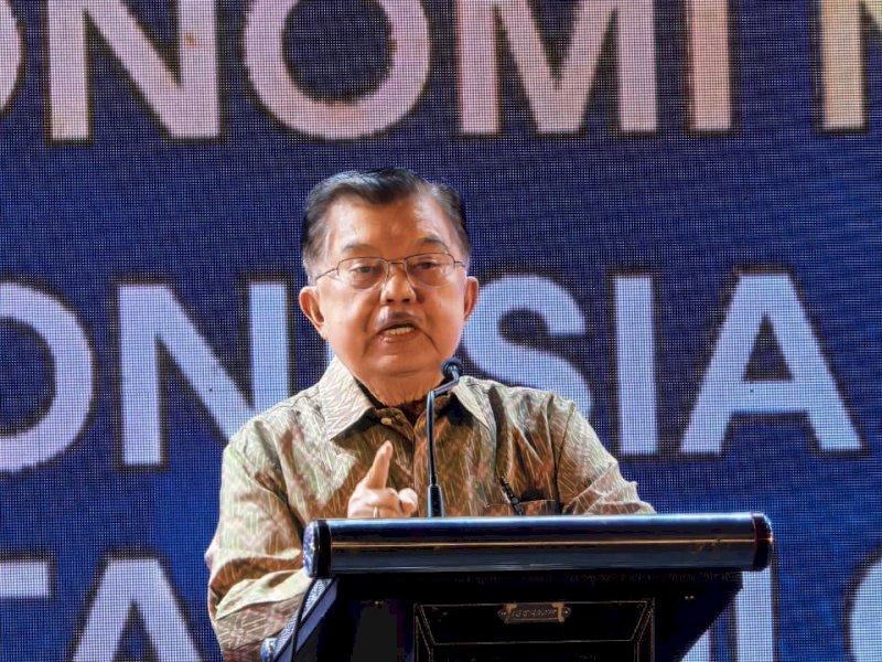 Wakil Presiden ke-10 dan ke-12 RI, Jusuf Kalla (JK) saat membuka Rapat Kerja dan Konsolidasi Nasional (Rakerkonas) XXXV Asosiasi Pengusaha Indonesia (Apindo) di Hotel Claro Makassar, Senin (3/8/2026). @Jejakfakta/dok. Ist.