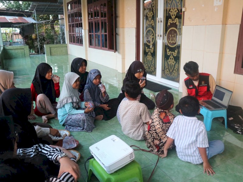 Mahasiswa Kuliah Kerja Nyata (KKN) Universitas Hasanuddin (Unhas) Gelombang 116 melaksanakan program kerja bertajuk BUNDA IKAN (Bina Keluarga melalui Edukasi Gizi dan Pengolahan Ikan) di RW 03, Kelurahan Galung Maloang, Kecamatan Bacukiki, Kota Parepare, Sabtu (1/8/2026). @Jejakfakta/dok. Ist.