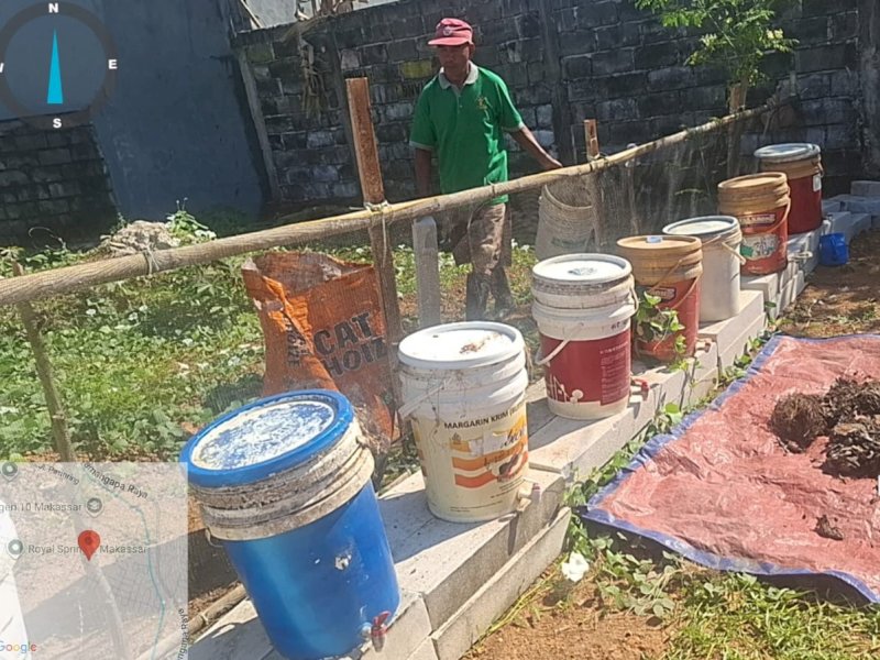 Ketua Bank Sampah Unit (BSU) Cluster Berlian Permata, Nirma Naim Subair, memilah sampah di RT 04/RW 07 Cluster Berlian Permata, Kelurahan Tamangapa, Kecamatan Manggala. @Jejakfakta/dok. Humas Pemkot Makassar
