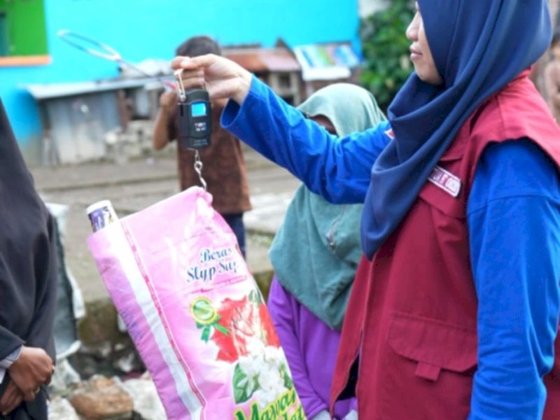 Ketua RT 002/RW 001, Kelurahan Rappokalling, Kecamatan Tallo, Sri Rahmi Mahmud, membagikan pengalaman menerapkan pemilahan sampah dari sumber atau dari lingkungan rumah. @Jejakfakta/dok. Humas Pemkot Makassar