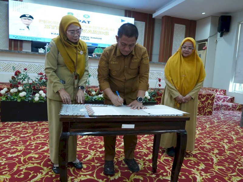 Bupati Luwu Timur, Irwan Bachri Syam, saat menghadiri Rapat Persiapan Verifikasi Sanitasi Total Berbasis Masyarakat (STBM) Awards yang berlangsung di Aula Sasana Praja, Kantor Bupati Luwu Timur, Selasa (4/8/2026). @Jejakfakta/dok. Humas Pemkan Lutim