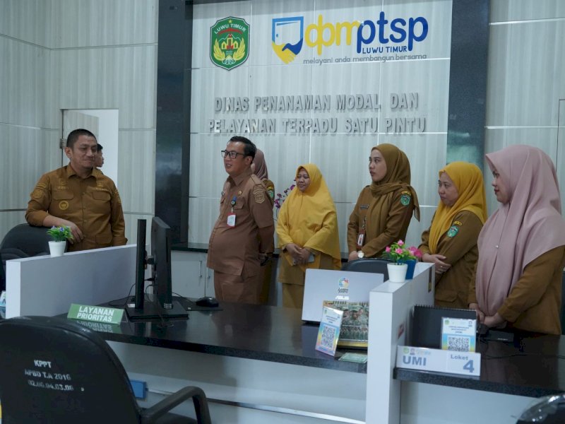 Bupati Luwu Timur, Irwan Bachri Syam, saat melakukan inspeksi terhadap pelayanan di Dinas Penanaman Modal dan Pelayanan Terpadu Satu Pintu (DPMPTSP), Selasa (04/08/2026). @Jejakfakta/dok. Humas Pemkab Lutim
