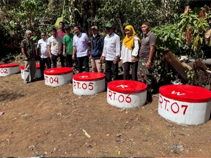 Camat Biringkanaya, Maharuddin, didampingi Kepala Seksi Kebersihan Kecamatan Biringkanaya, Andi Mansyur, meninjau progres pembangunan Tempat Pengolahan Sampah Reduce, Reuse, Recycle (TPS3R) di Kelurahan Laikang, Rabu (5/8/2026). @Jejakfakta/dok. Humas Pemkot Makassar