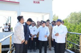 Munafri Dampingi Zulkifli Hasan Monitoring Pembangunan Kampung Nelayan Merah Putih di Untia