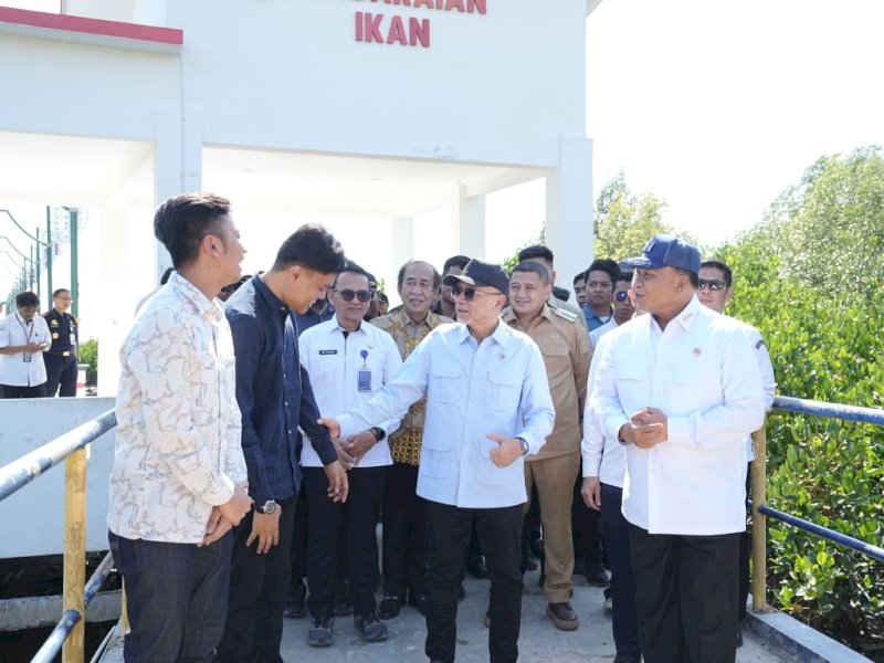 Wali Kota Makassar, Munafri Arifuddin, mendampingi Menteri Koordinator Bidang Pangan, Zulkifli Hasan, meninjau pembangunan Kampung Nelayan Merah Putih (KNMP) di Kelurahan Untia, Selasa (4/8/2026). @Jejakfakta/dok. Humas Pemkot Makassar