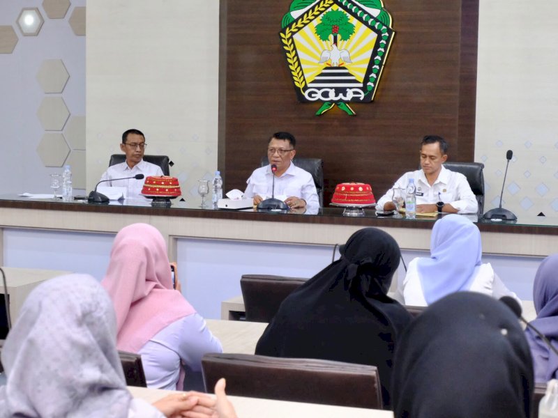 Sekretaris Daerah (Sekda) Kabupaten Gowa, Andy Azis Peter, saat membuka Rapat Koordinasi Tim Pengendalian Inflasi Daerah (TPID) Kabupaten Gowa di Baruga Karaeng Pattingalloang, Kantor Bupati Gowa, Rabu (5/8/2026). @Jejakfakta/dok. Humas Pemkab Gowa