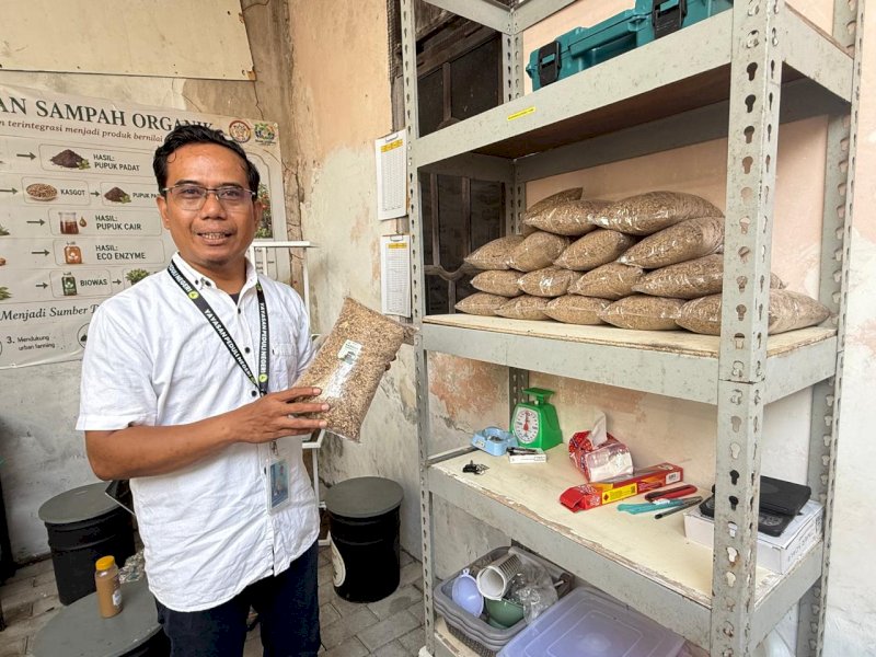 Manajer Program Yayasan Peduli Negeri, Syamsuddin, menjelaskan sistem yang diterapkan di RW 04 penerapan kebijakan pemilahan sampah. @Jejakfakta/dok. Humas Pemkot Makassar