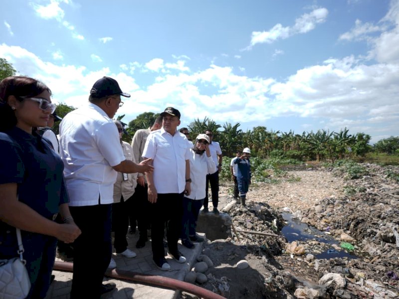 Wali Kota Makassar Munafri Arifuddin, saat mendampingi Menteri Lingkungan Hidup (LH)/Kepala Badan Pengendalian Lingkungan Hidup (KBPLH), Moh. Jumhur Hidayat, saat meninjau progres pembenahan TPA Tamangapa bersama jajaran Kementerian Lingkungan Hidup/Badan Pengendalian Lingkungan Hidup (KLH/BPLH), Rabu (5/8/2026). @Jejakfakta/dok. Humas Pemkot Makassar