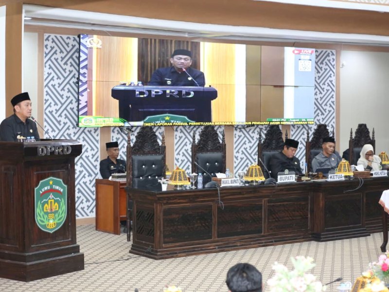 Bupati Luwu Timur, Irwan Bachri Syam, menyampaikan pendapat akhir terhadap hasil pembahasan Ranperda tentang Perubahan atas Peraturan Daerah Nomor 3 Tahun 2023 mengenai Penyertaan Modal Pemerintah Daerah kepada Perumdam Waemami, dalam Rapat Paripurna DPRD Luwu Timur, Rabu (5/8/2026). @Jejakfakta/dok. Humas Pemkab Lutim