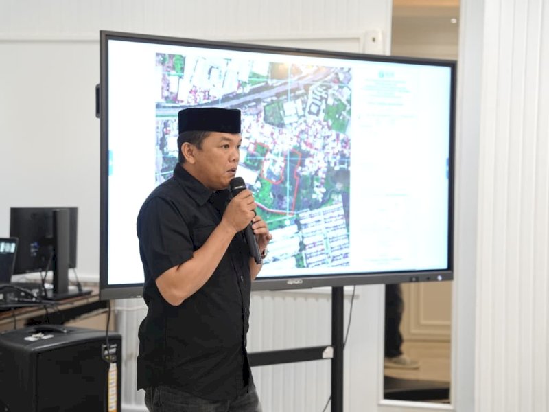 Koordinator warga yang tergabung dalam GERAM PLTSa, Ali Akbar, saat mendatangi Balai Kota Makassar, Rabu (6/8/2026), bertepatan dengan berlangsungnya Forum Diskusi Evaluasi Progres PSEL Makassar yang dihadiri jajaran Pemerintah Kota Makassar dan perwakilan pemerintah pusat. @Jejakfakta/dok. Ist.