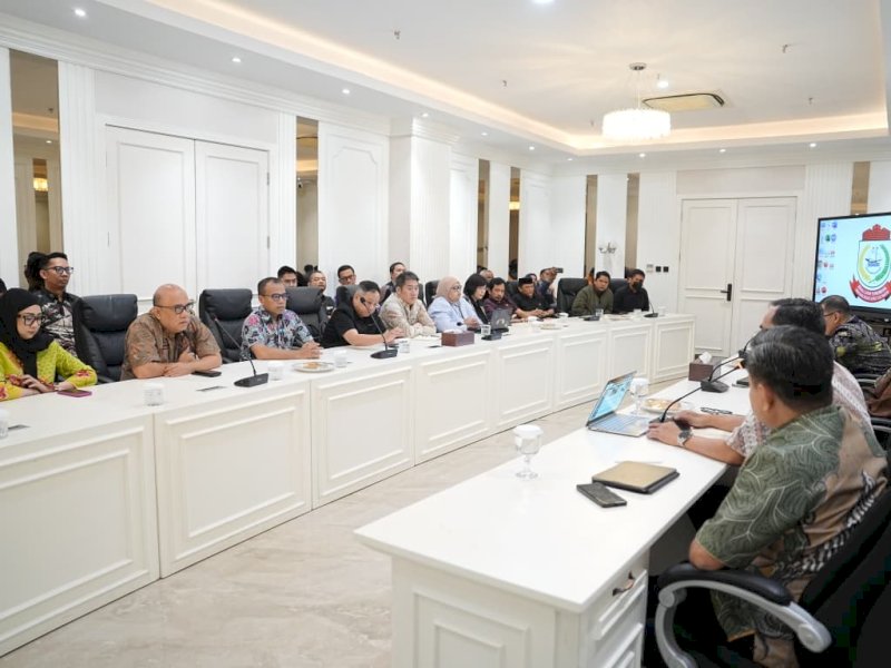Wali Kota Makassar, Munafri Arifuddin, saat menerima perwakilan masyarakat Tamalanrea, PT Sarana Utama Synergy (PT SUS), serta perwakilan Kementerian Lingkungan Hidup RI di Balai Kota Makassar, Kamis (6/8/2026). @Jejakfakta/dok. Humas Pemkot Makassar