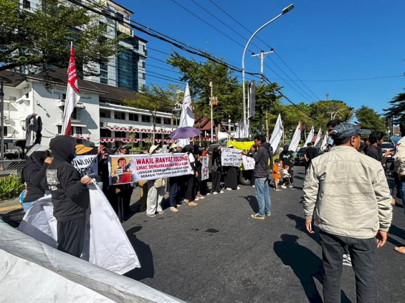 Warga Tamalanrea yang tergabung dalam GERAM PLTSa, saat menggelar aksi tolak PLTSa di depan Balai Kota Makassar, Rabu (6/8/2026), bertepatan dengan berlangsungnya Forum Diskusi Evaluasi Progres PSEL Makassar yang dihadiri jajaran Pemerintah Kota Makassar dan perwakilan pemerintah pusat. @Jejakfakta/dok. Ist.