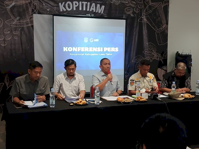 Bupati Luwu Timur, Irwan Bachri Syam, saat menggelar konferensi pers di Cafe Kopitiam, Jalan Hertasning, Makassar, Jumat (7/8/2026). @Jejakfakta/Ist.
