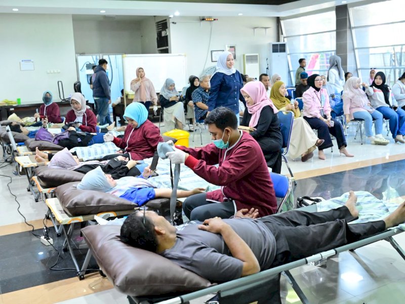Perumda Air Minum Kota Makassar bersama Karang Taruna Kota Makassar menggelar aksi donor darah di Aula Tirta Dharma Perumda Air Minum Kota Makassar, Jumat (7/8/2026). @Jejakfakta/dok. Humas PDAM Makassar