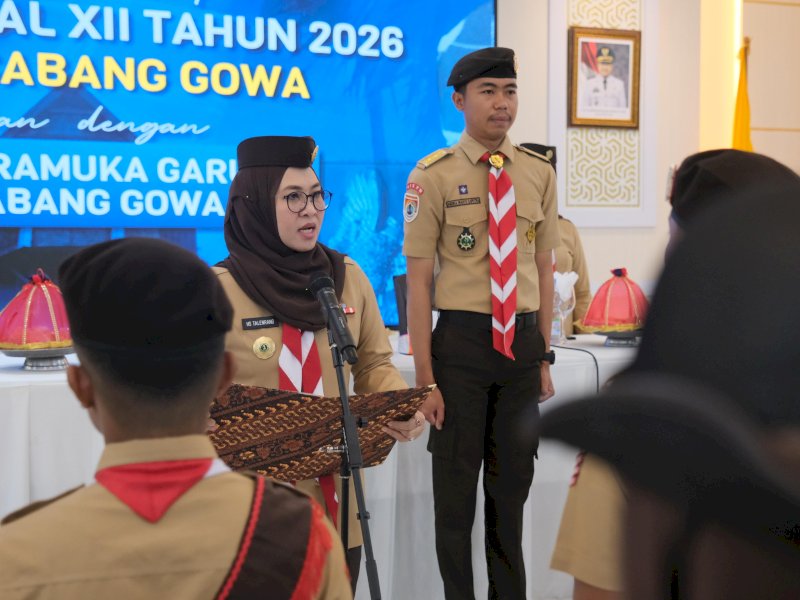 Bupati Gowa yang juga Ketua Majelis Pembimbing Cabang (Mabicab) dan Ketua Kwartir Cabang (Kwarcab) Gerakan Pramuka Gowa, Sitti Husniah Talenrang, melepas 92 peserta Kontingen Kwarcab Gowa yang akan mengikuti Jambore Nasional (Jamnas) XII Tahun 2026 di Baruga Tinggimae, Rumah Jabatan Bupati Gowa, Jumat (7/8/2026). @Jejakfakta/dok. Humas Pemkab Gowa