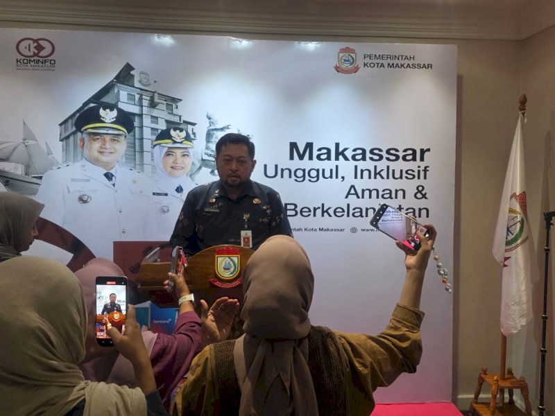 Kepala Bapenda Kota Makassar, Andi Asminullah, saat memberikan keterangan pers, Jumat (7/8/2026). @Jejakfakta/Humas Pemkot Makassar