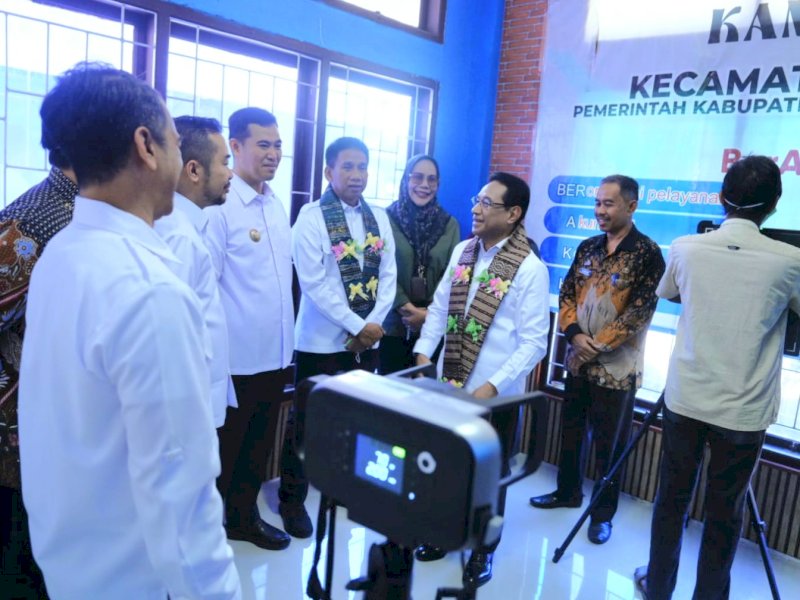 Wamenkes meninjau langsung pelaksanaan skrining TB menggunakan perangkat portable X-Ray di Kecamatan Ma'rang, Jumat (7/8/2026). @jejakfaktacom/Humas Pemda Pangkep.