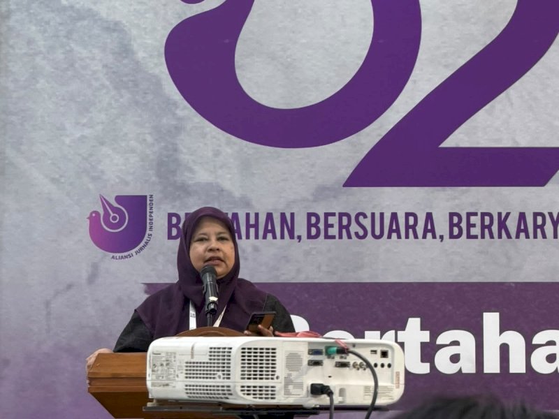 Ketua Umum Aliansi Jurnalis Independen (AJI) Indonesia, Nany Afrida, saat memberikan sambutan pada malam resepsi Hari Ulang Tahun (HUT) ke-32 AJI Indonesia yang digelar di Hall Gedung Dewan Pers, Jalan Kebon Sirih, Jakarta Pusat, Jumat (7/8/2026) malam. @Jejakfakta/dok. Ist.