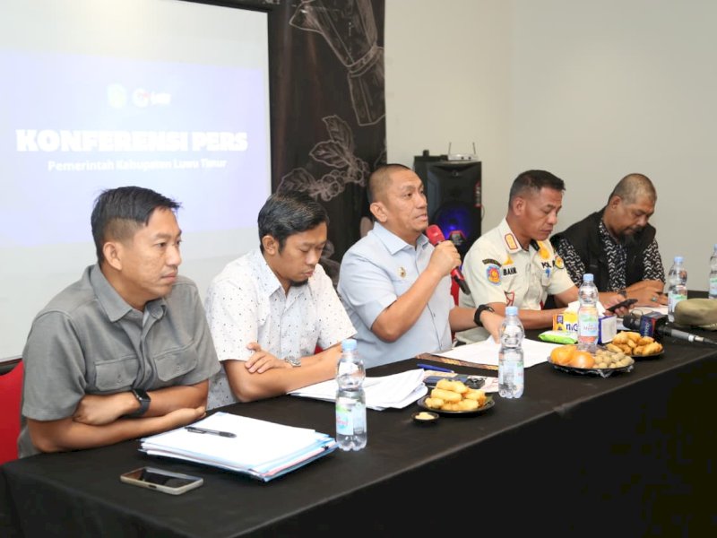 Bupati Luwu Timur, Irwan Bachri Syam, saat memberikan keterangan di hadapan puluhan awak media regional dan nasional dalam konferensi pers yang digelar di Kopitiam, Jalan Hertasning, Makassar, Jumat (7/8/2026). @Jejakfakta/dok. Humas Pemkab Lutim