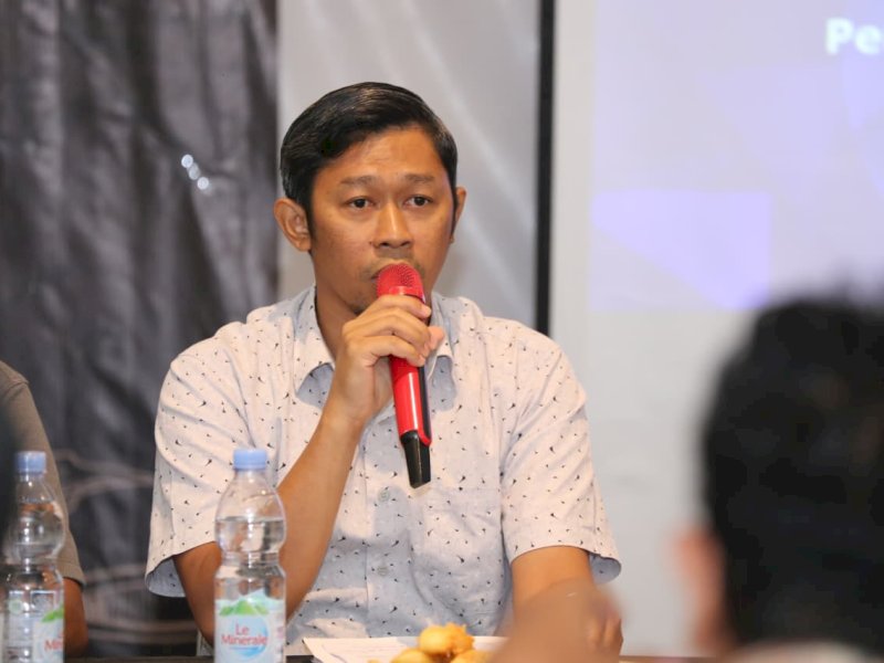 Kepala Bagian Pemerintahan Sekretariat Daerah Kabupaten (Setdakab) Luwu Timur, Andi Muhammad Reza, saat memberikan keterangan dalam konferensi pers Pemerintah Kabupaten Luwu Timur yang berlangsung di Kopitiam, Jalan Hertasning, Makassar, Jumat (7/8/2026). @Jejakfakta/dok. Humas Pemkab Lutim