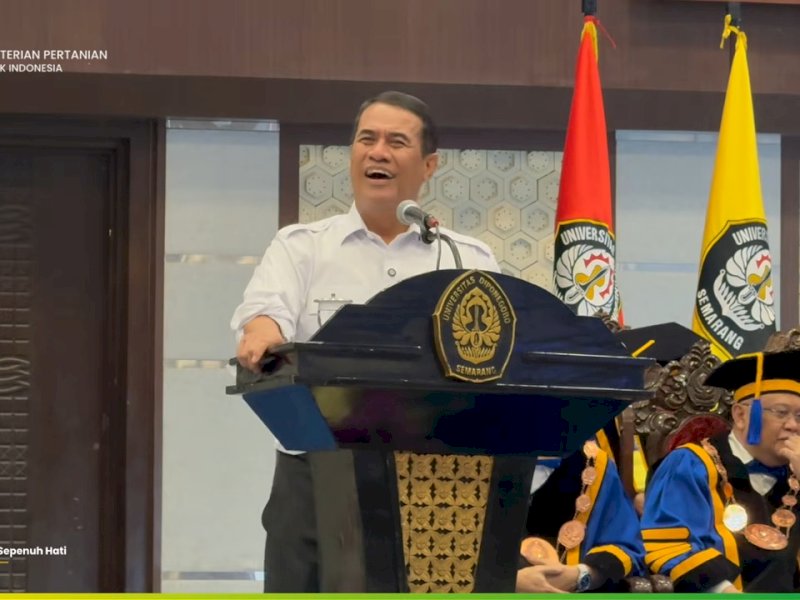 Mentan Amran Sulaiman memberikan motivasi 5.155 mahasiswa baru Universitas Diponegoro (UNDIP) pada acara Penerimaan Mahasiswa Baru Tahun Akademik 2026/2027, Kamis (8/8/2026). @jejakfaktacom/Dok. Kementan RI