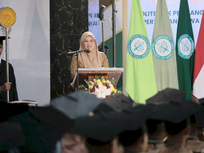Bupati Gowa, Sitti Husniah Talenrang, menghadiri Wisuda Politeknik Pembangunan Pertanian (Polbangtan) Gowa 2026 di Aula Syekh Yusuf, Kampus I Polbangtan Gowa, Senin (10/8/2026). @Jejakfakta/dok. Humas Pemkab Gowa