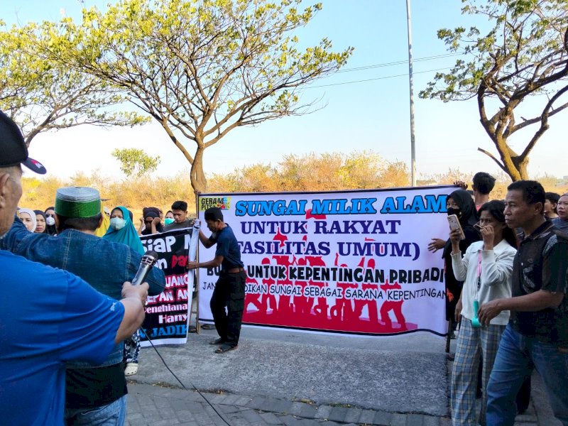 Ratusan warga yang tergabung dalam Aliansi Gerakan Rakyat Menolak Lokasi PLTSa (GERAM PLTSa) menggelar aksi penyampaian aspirasi di kantor FKS Land, pengelola kawasan Tallasa City, pada Selasa (11/8/2026). @Jejakfakta/dok. Ist.