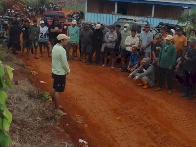 Masyarakat Loeha Raya saat mempertahankan wilayahnya yang akan dimasuki aparat penegakan hukum kehutanan. (Foto: Dok. pribadi)