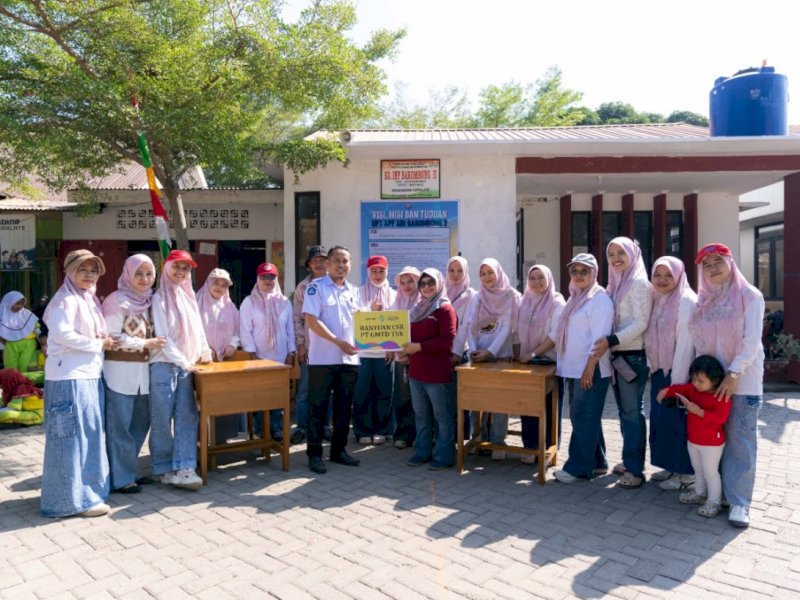 Penyerahan 84 set bangku dan kursi kepada SD Inpres Barombong 2, Rabu (12/8/2026). @Jejakfakta/Ist.