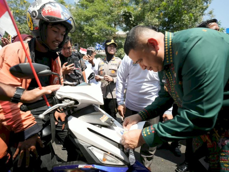 Wali Kota Makassar, Munafri Arifuddin, saat melakukan kampanye tertib lalu lintas usai Rapat Koordinasi Forkopimda tentang Situasi Keamanan dan Ketertiban Masyarakat (Kamtibmas) Kota Makassar di Novotel Makassar Grand Shayla, Kamis (13/8/2026). @Jejakfakta/dok. Humas Pemkot Makassar