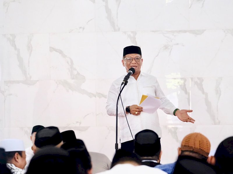 Sekretaris Daerah (Sekda) Kabupaten Gowa, Andy Azis Peter, saat menyampaikan sambutan dalam Tausiah, Zikir dan Doa Kebangsaan yang digelar Kantor Kementerian Agama (Kemenag) Kabupaten Gowa bersama Polresta Gowa di Masjid Agung Syekh Yusuf, Jumat (14/8/2026). @Jejakfakta/dok. Humas Pemkab Gowa