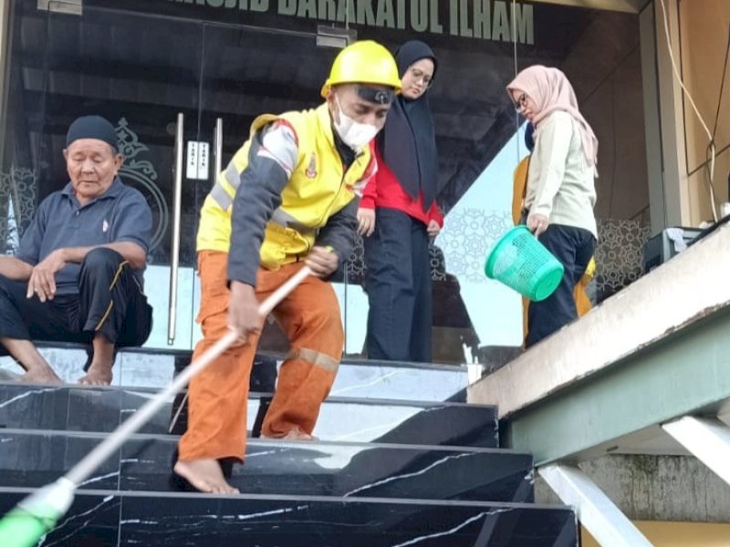 Menyambut HUT ke-81 Kemerdekaan Republik Indonesia, Kecamatan Panakkukang melakukan aksi gotong royong membersihkan rumah ibadah dan lingkungan bersama warga, Sabtu (15/8/2026). @Jejakfakta/dok. Humas Pemkot Makassar