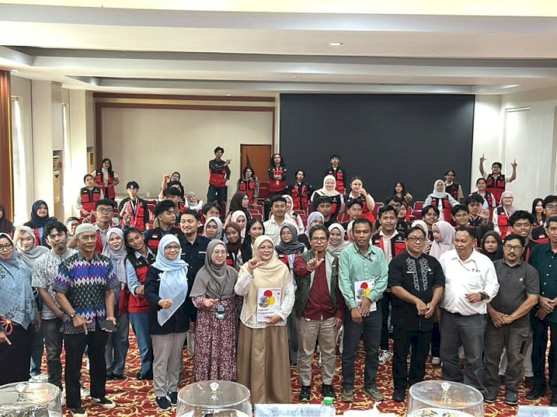 Asisten Pemerintahan dan Kesejahteraan Rakyat, Aini Endis Anrika, melepas 75 mahasiswa Kuliah Kerja Nyata (KKN) Universitas Hasanuddin (Unhas) Gelombang 116 yang telah menyelesaikan program pengabdian masyarakat untuk kembali ke kampus, di Aula Sasana Praja Kantor Bupati Luwu Timur, Malili, Jumat (14/8/2026). @Jejakfakta/dok. Humas Pemkab Lutim
