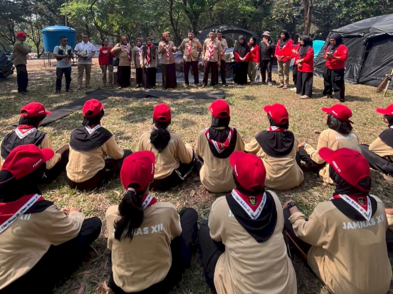 Ketua Kwartir Cabang (Kwarcab) Gerakan Pramuka Luwu Timur, dr. Ani Nurbani Irwan, saat mengunjungi 32 anggota Pramuka Penggalang Luwu Timur yang tengah mengikuti Jambore Nasional (Jamnas) XII Tahun 2026 di Bumi Perkemahan dan Graha Wisata Pramuka (Buperta) Cibubur, Jakarta Timur, Jumat (14/8/2026). @Jejakfakta/dok. Humas Pemkab Lutim