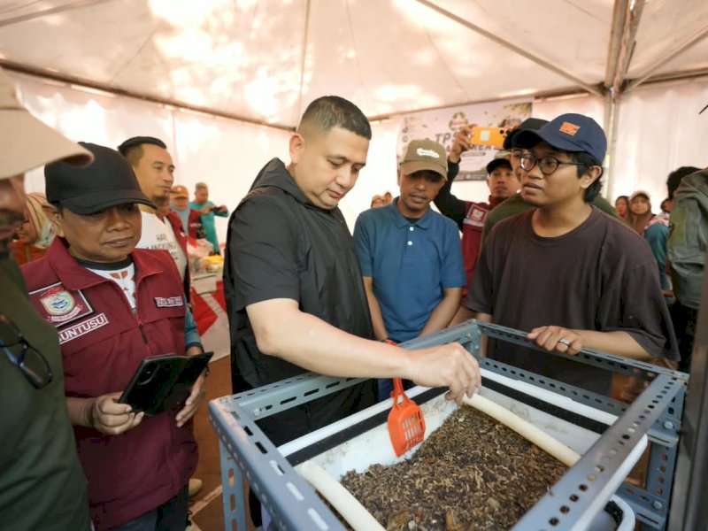 Wali Kota Makassar, Munafri Arifuddin, saat mengikuti program Jelajah Sampah yang digelar Dinas Lingkungan Hidup (DLH) Kota Makassar, dan memasuki titik ke-14 di Kecamatan Tamalanrea, tepatnya di Jalan Bumi Tamalanrea Permai, Minggu (16/8/2026). @Jejakfakta/dok. Humas Pemkot Makassar